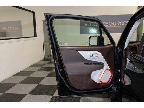 Used 2015 Jeep Renegade Latitude image 11