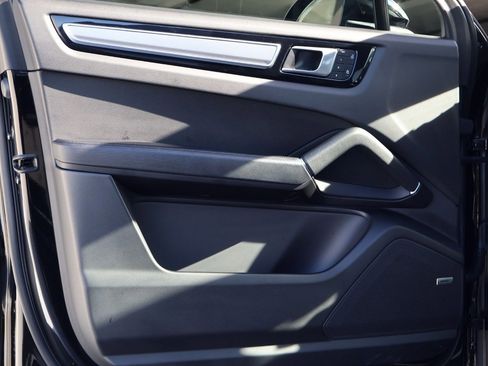 Certified 2023 Porsche Cayenne Platinum Edition image 13