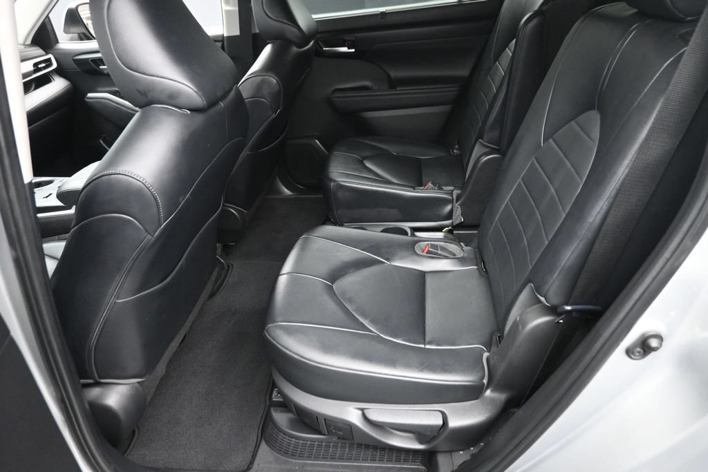 Used 2023 Toyota Highlander XLE AWD/4WD image 14
