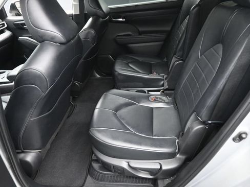 Used 2023 Toyota Highlander XLE AWD/4WD image 14