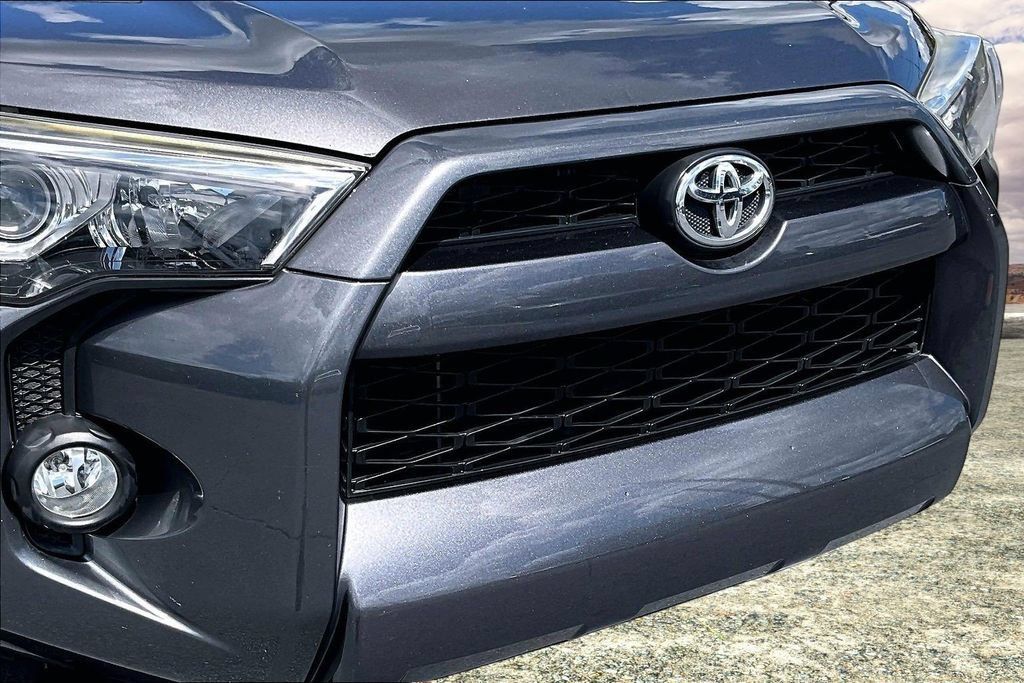 Used 2018 Toyota 4Runner SR5 Premium AWD/4WD image 32