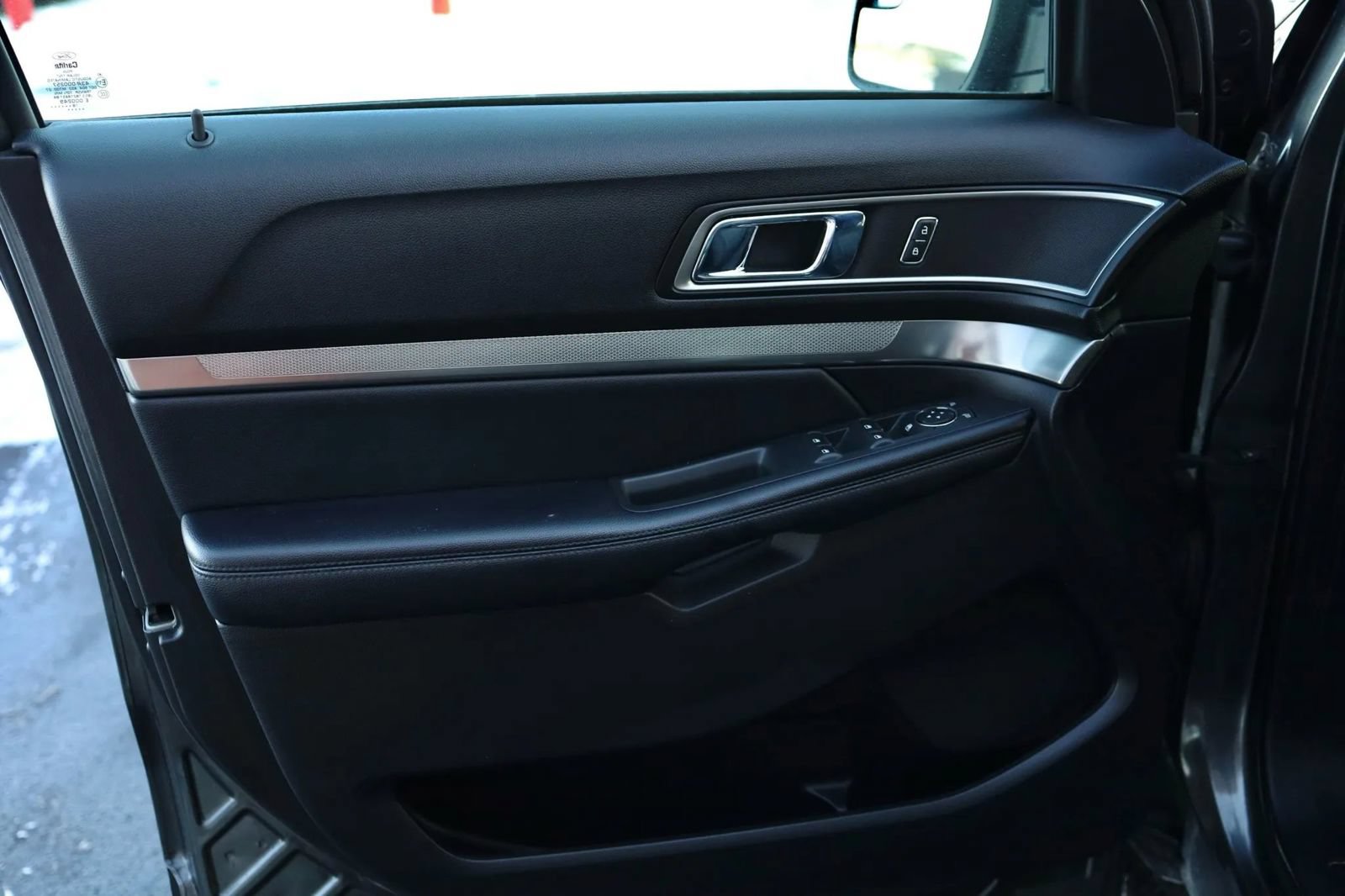 Used 2018 Ford Explorer XLT w/ Equipment Group 201A FWD image 10