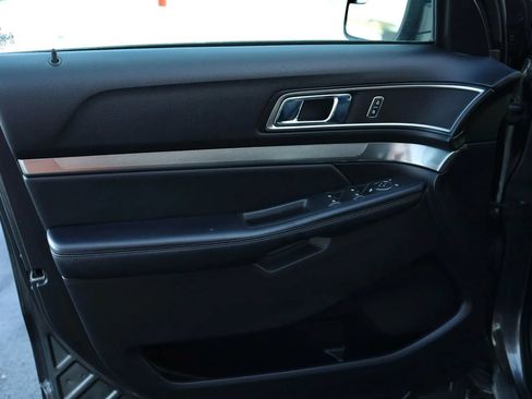 Used 2018 Ford Explorer XLT w/ Equipment Group 201A FWD image 10