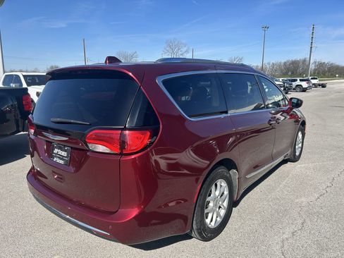 Used 2020 Chrysler Pacifica Touring-L FWD image 6