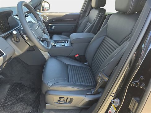 New 2025 Land Rover Discovery S image 17