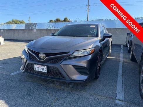 Certified 2018 Toyota Camry SE w/ Moonroof Package FWD image 2