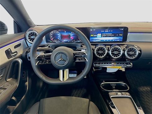 Used 2025 Mercedes-Benz CLA 250 4MATIC image 5