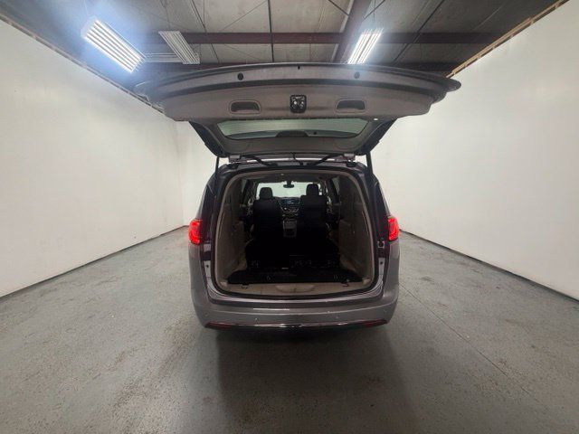 Used 2020 Chrysler Pacifica Touring-L FWD image 9