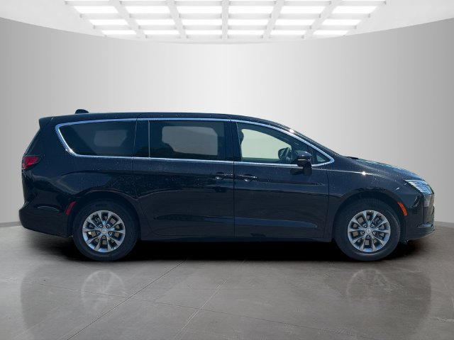 New 2027 Chrysler Pacifica Select w/ Family Tech Group AWD/4WD image 8