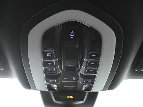 Used 2025 Porsche Macan AWD/4WD image 20