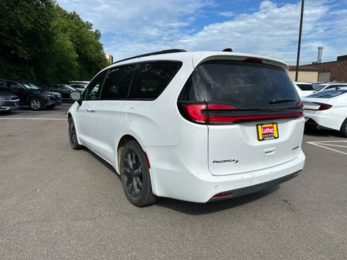 Used 2025 Chrysler Pacifica Limited FWD image 4