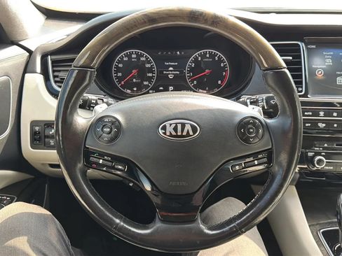 Used 2017 Kia K900 Luxury w/ VIP Plus Package RWD image 10