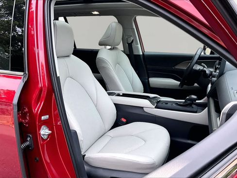 Used 2025 Toyota Grand Highlander FWD image 9