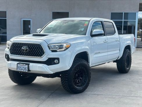 Used 2018 Toyota Tacoma TRD Sport image 3