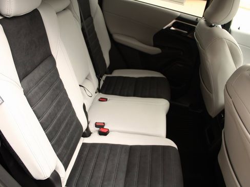 New 2025 Mitsubishi Outlander SE image 9