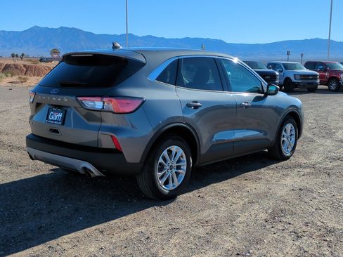 Used 2022 Ford Escape SE image 3