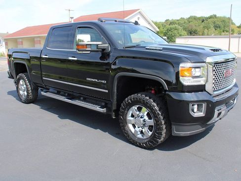 Used 2017 GMC Sierra 2500 Denali w/ Duramax Plus Package AWD/4WD image 8