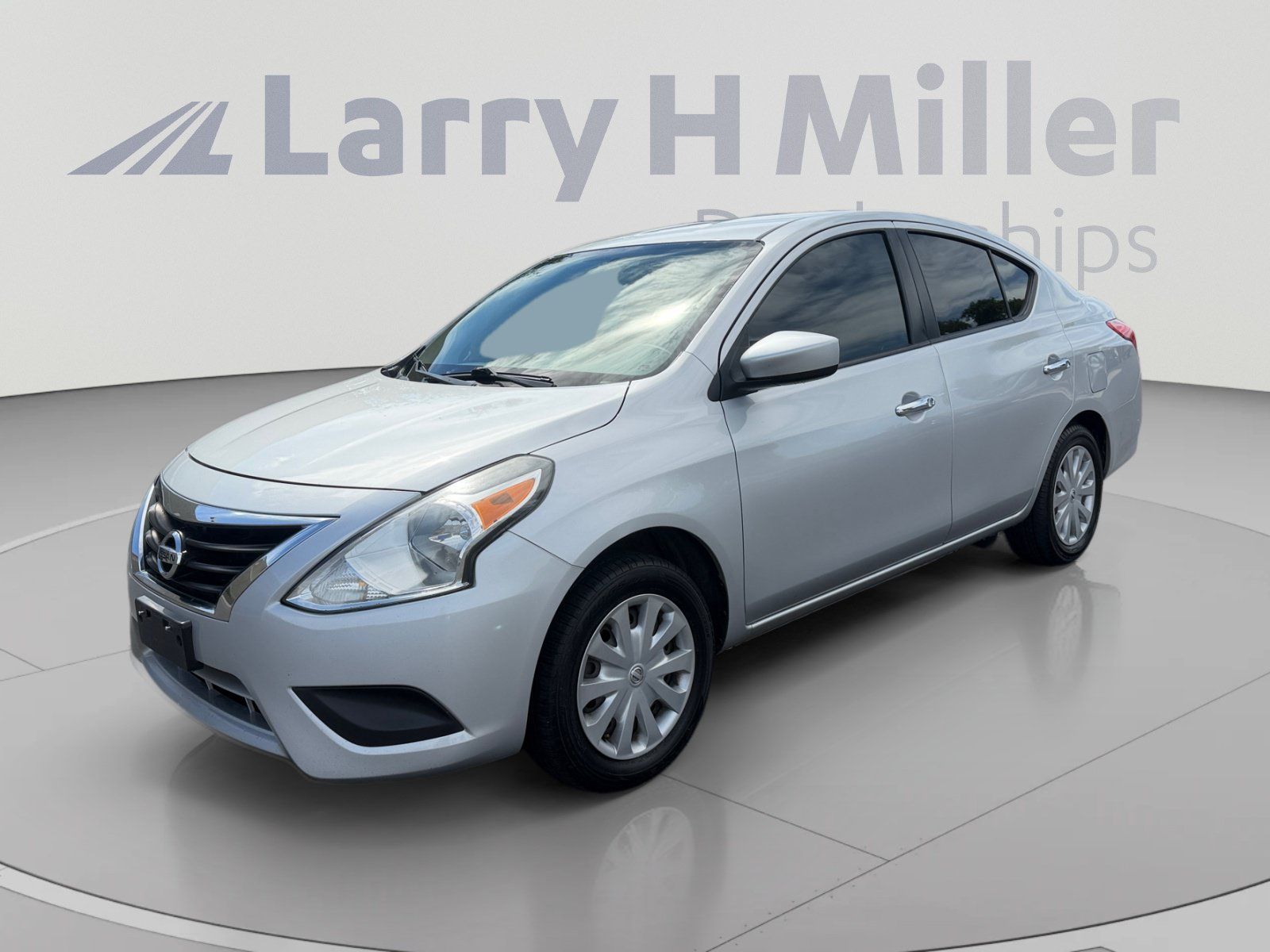 Used 2018 Nissan Versa SV FWD image 1