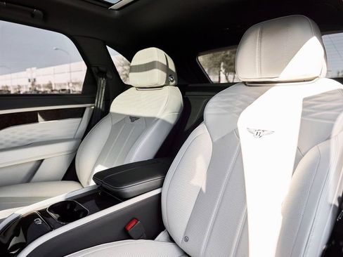 Used 2023 Bentley Bentayga Extended Wheelbase image 44