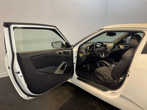 Used 2013 Hyundai Veloster w/ Style Pkg FWD image 8