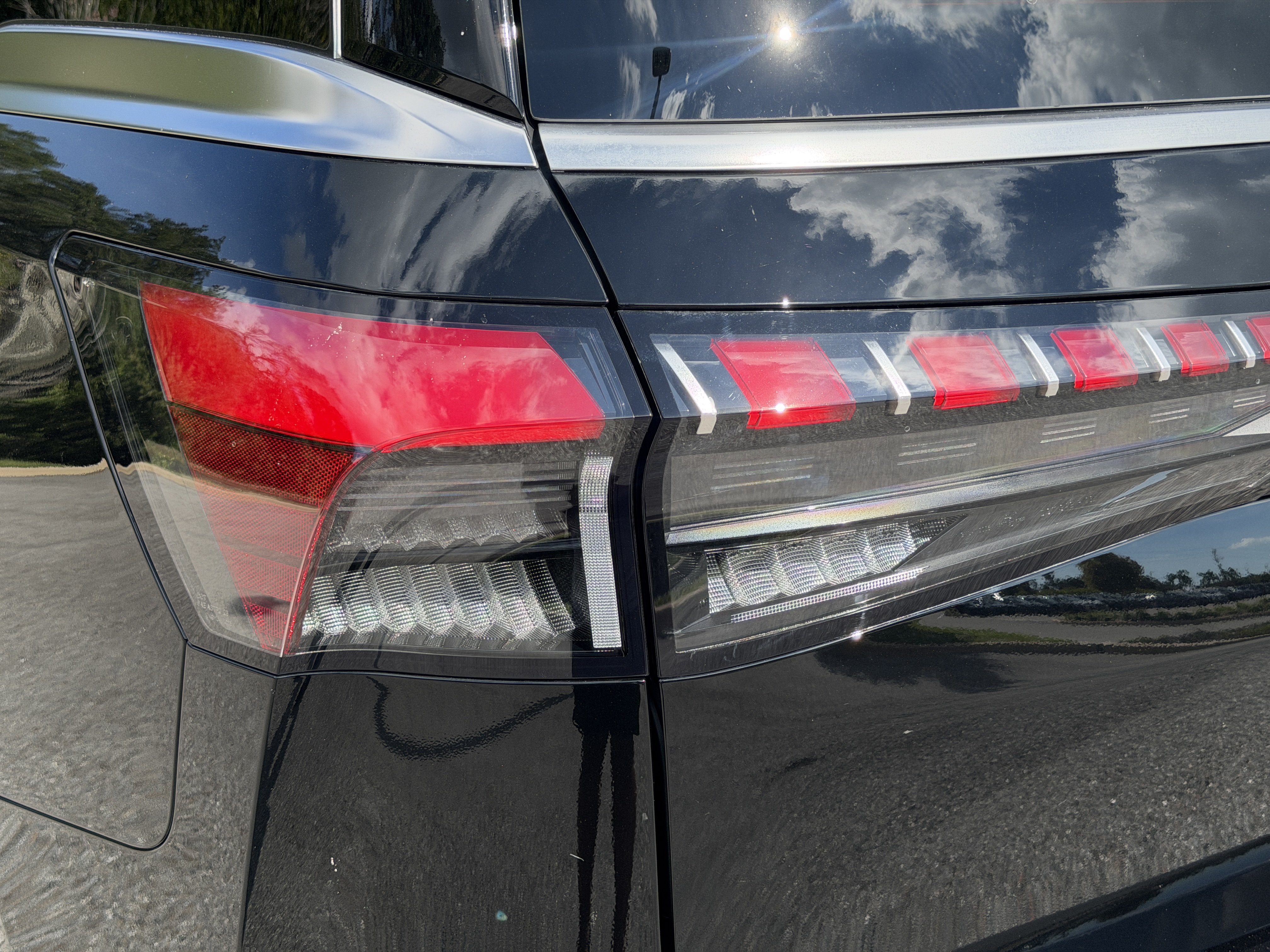 New 2027 INFINITI QX80 Luxe w/ Cargo Package RWD image 10