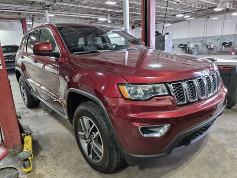Used 2020 Jeep Grand Cherokee Laredo w/ 18" Wheel & 8.4" Radio Group AWD/4WD image 3