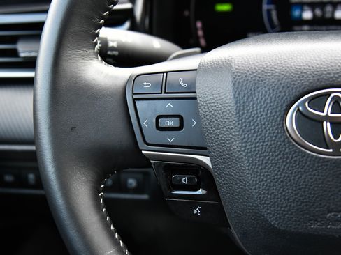 Used 2025 Toyota Camry SE image 35