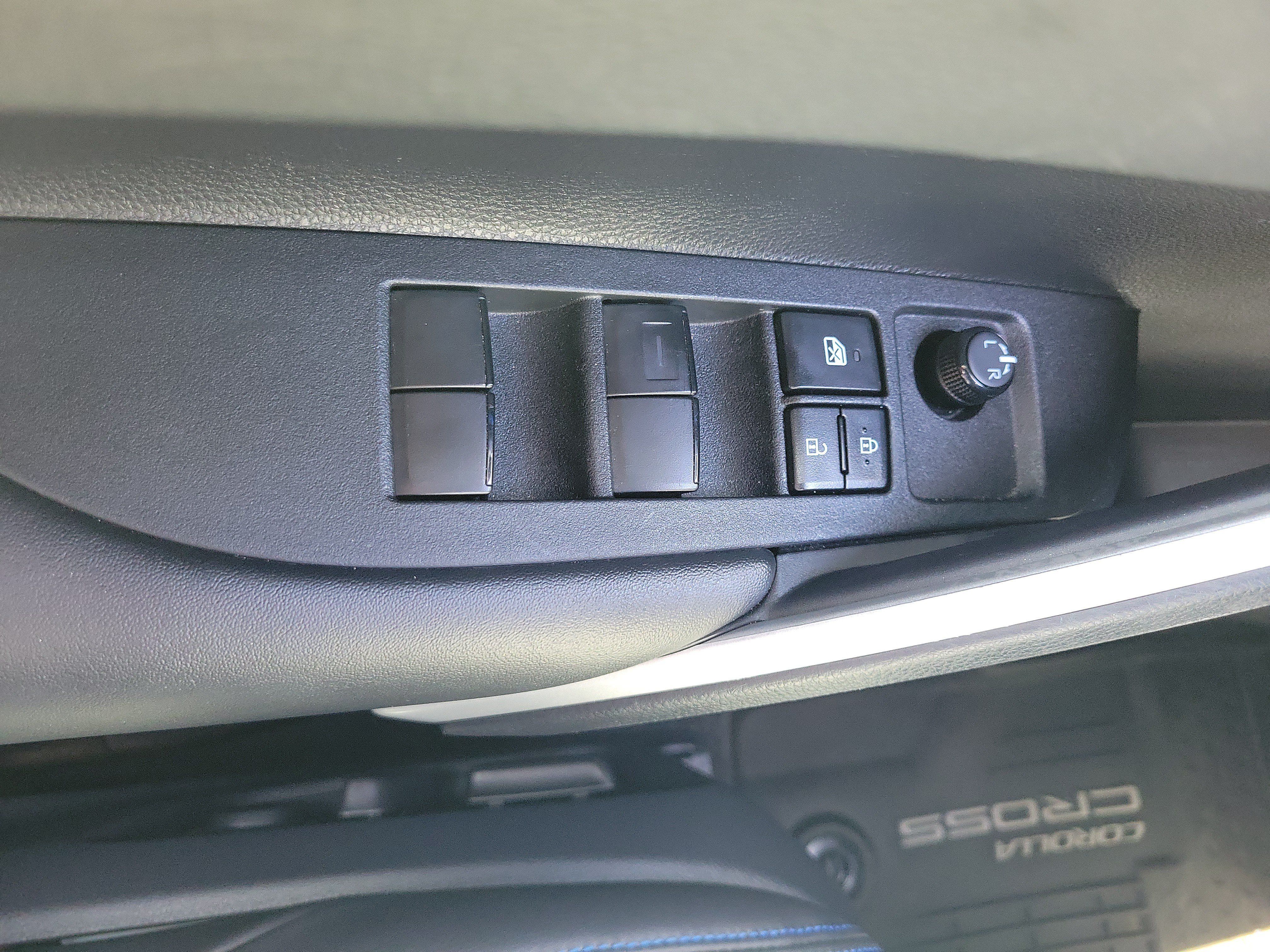 Used 2024 Toyota Corolla Cross AWD Hybrid w/ Convenience Package image 24