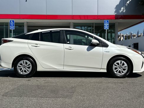 Used 2017 Toyota Prius Two w/ Carpet Mat Package FWD image 3
