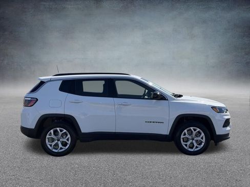 Used 2026 Jeep Compass Latitude AWD/4WD image 2