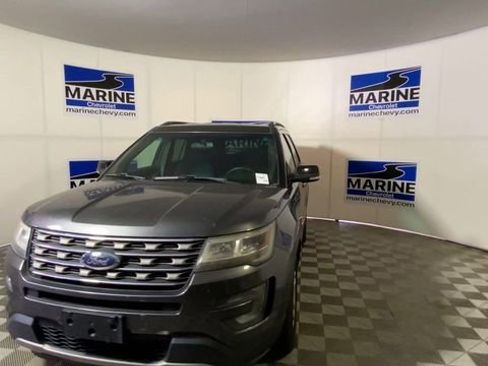 Used 2017 Ford Explorer XLT image 5