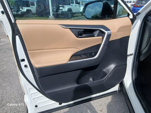 Used 2021 Toyota RAV4 LE FWD image 11