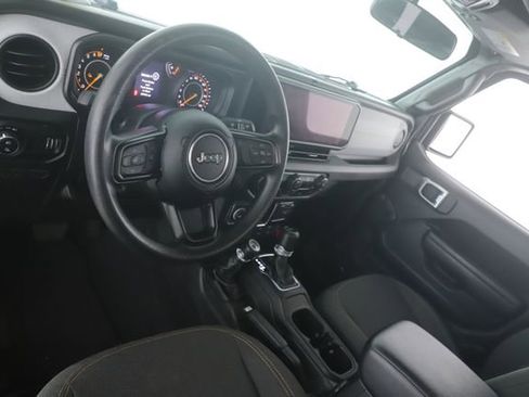 Used 2024 Jeep Gladiator Sport AWD/4WD image 17