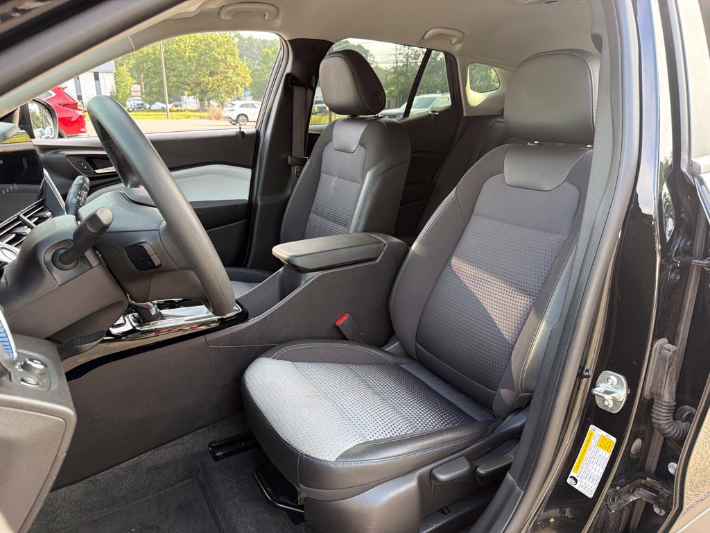 Used 2025 Chevrolet Trax LT FWD image 18