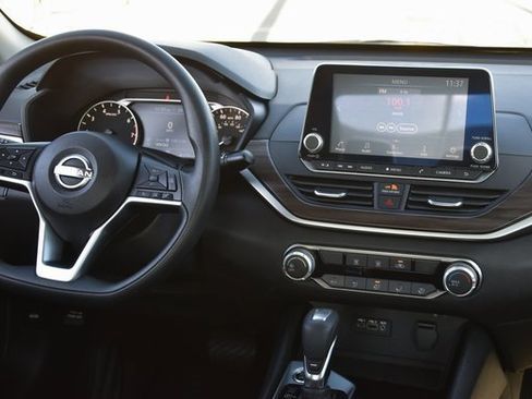 Used 2024 Nissan Altima 2.5 SV image 2