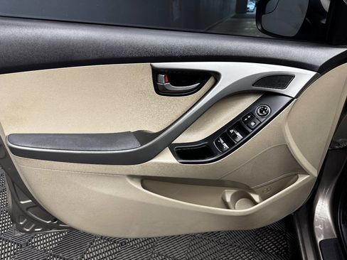 Used 2014 Hyundai Elantra SE image 34