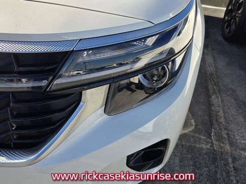 Used 2025 Kia Seltos EX FWD image 11