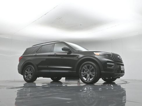 Used 2023 Ford Explorer XLT w/ Equipment Group 202A RWD image 4