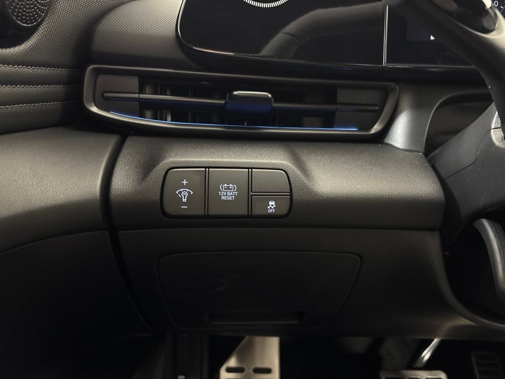 New 2025 Hyundai Elantra SEL FWD image 32