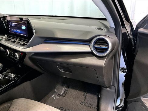 Used 2025 Chevrolet Trax LT FWD image 16