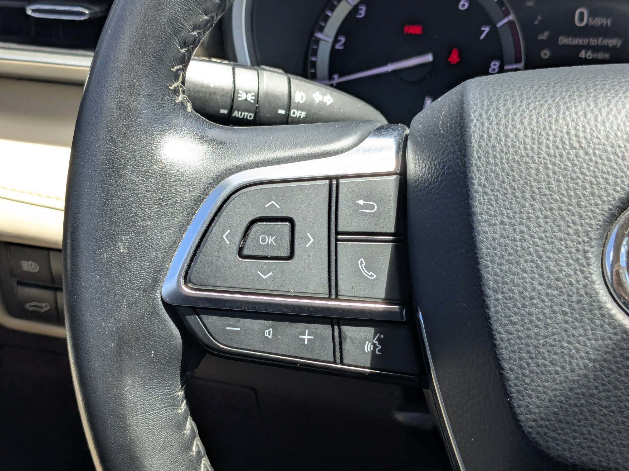 Used 2020 Toyota Highlander XLE AWD/4WD image 25