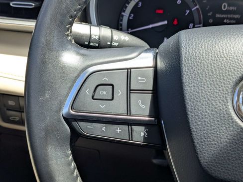 Used 2020 Toyota Highlander XLE AWD/4WD image 25