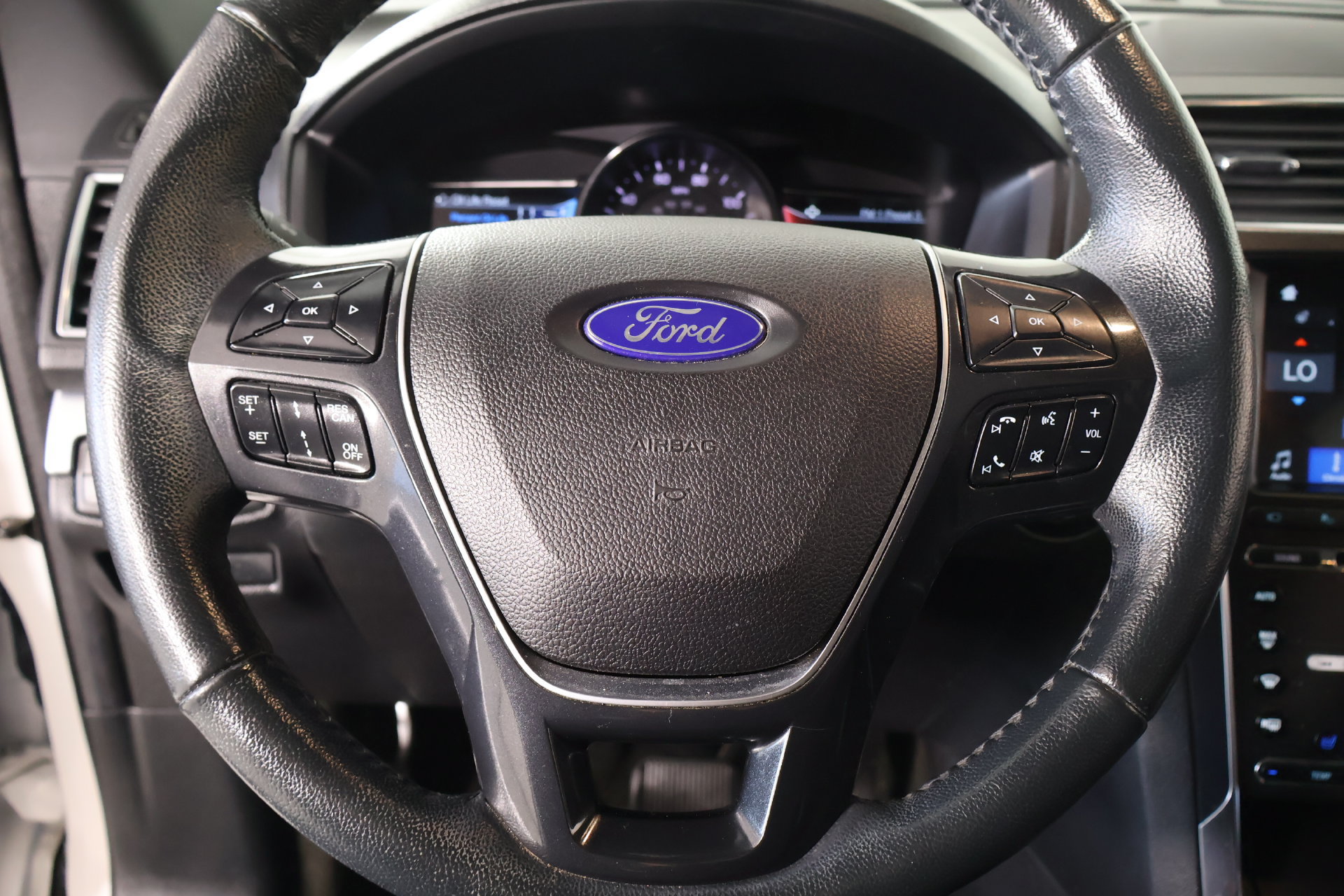 Used 2018 Ford Explorer Limited w/ Equipment Group 301A AWD/4WD image 3