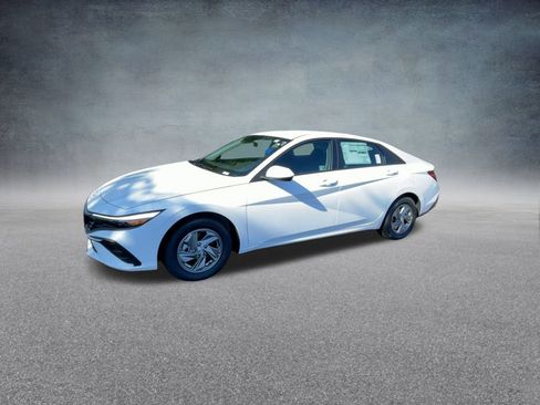 Certified 2025 Hyundai Elantra SE image 10