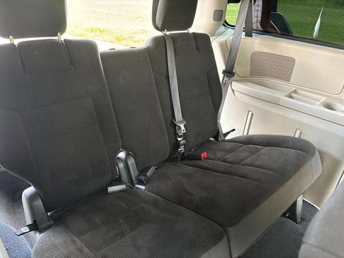 Used 2018 Dodge Grand Caravan SE w/ UConnect Hands-Free Group image 20