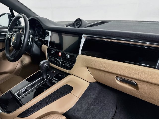 Used 2023 Porsche Macan AWD/4WD image 25
