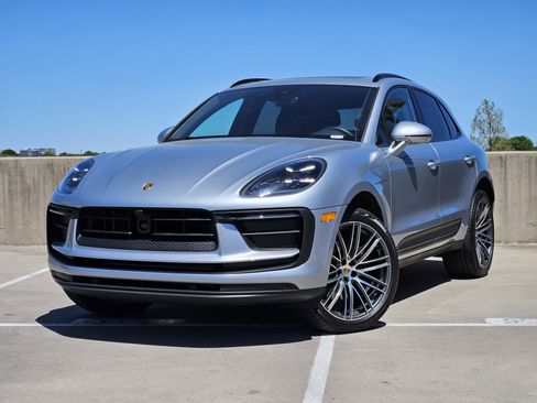Certified 2026 Porsche Macan AWD/4WD image 1