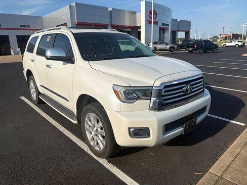 Used 2019 Toyota Sequoia Platinum RWD image 3