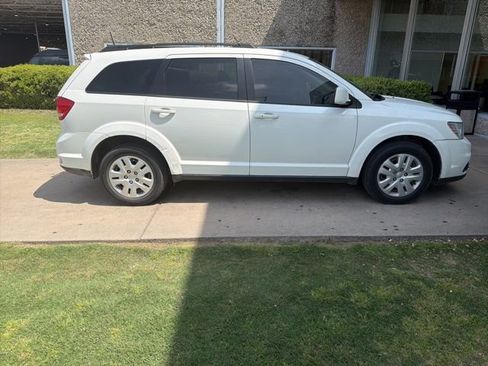 Used 2019 Dodge Journey SE FWD image 3