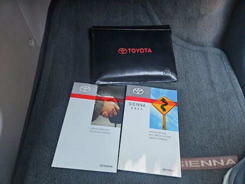 Used 2017 Toyota Sienna XLE Premium image 38